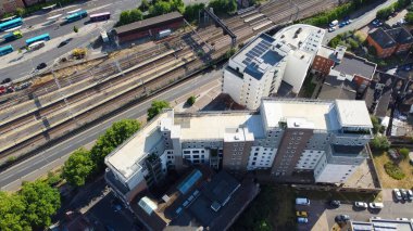 İngiltere 'nin Luton Kasabası ve Tren İstasyonu' nun yüksek açılı görüntüsü.