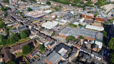 İngiltere 'nin Luton Kasabası ve Tren İstasyonu' nun yüksek açılı görüntüsü.