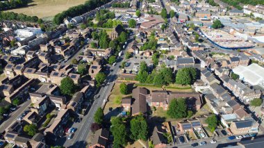 İngiltere 'nin Luton Kasabası ve Tren İstasyonu' nun yüksek açılı görüntüsü.