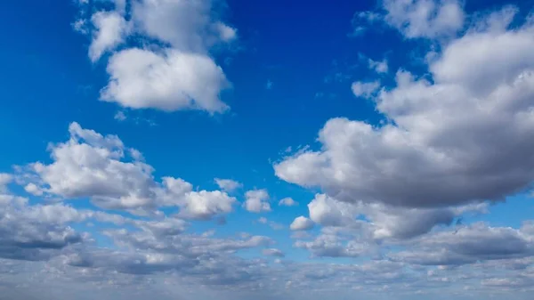 Blue Clear Sky Few Clouds England Hot Summer Day — Stockfoto