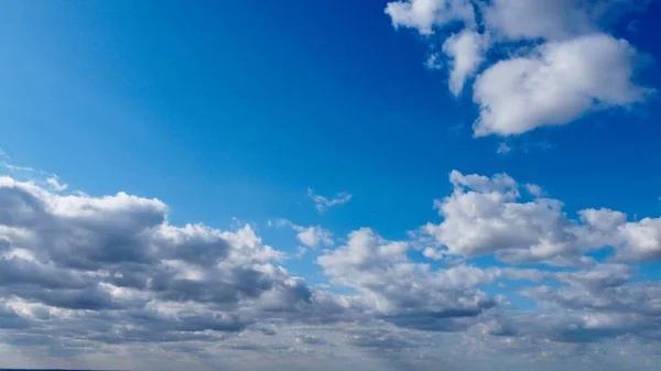 Blue Clear Sky Few Clouds England Hot Summer Day — Stockfoto