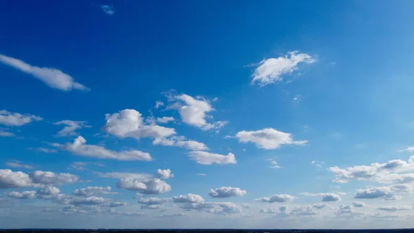 Blue Clear Sky Puțini Nori Deasupra Angliei Ziua Fierbinte Vară — Fotografie, imagine de stoc