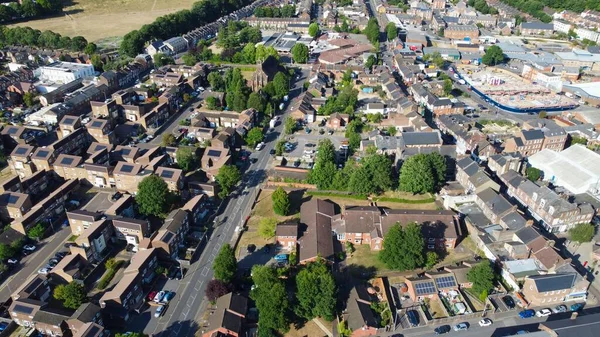 İngiltere 'nin Luton Kasabası ve Tren İstasyonu' nun yüksek açılı görüntüsü.