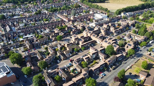 İngiltere 'nin Luton Kasabası ve Tren İstasyonu' nun yüksek açılı görüntüsü.