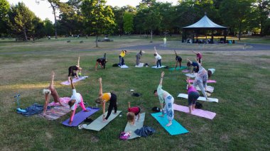 Birlikte Yoga Yapan Kadınlar Grubu Sıcak Yaz Günbatımında Halk Parkı 'nda, Wardown Park Luton İngiltere Havacılık Yüksek Açılı Manzarası' nda