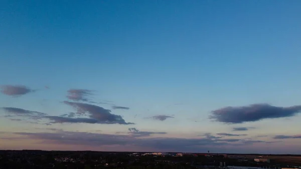 Небо Густыми Облаками Следы Дрона Над Английским Городом — стоковое фото