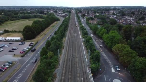 Letecký Pohled Vysokoúhlé Záběry Britských Železnic Vlaky Kolejích Projíždějící Městem — Stock video