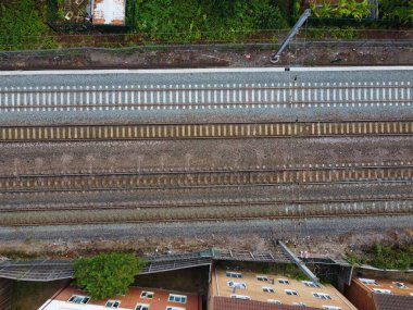 İngiltere 'nin Leagrave Luton Tren İstasyonundaki Yüksek Açı Tren Rayları Görünümü