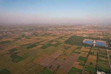 Tarihsel Babaların Yüksek Açı Hava Görüntüsü Hiran Minar ve Şeyhupura Pakistan Köyü