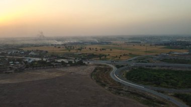 Kala Shah Kaku kavşağındaki Pakistan Otoyol M2 'nin GT karayolu, Punjab' ın Endüstriyel Köyü Yüksek Açı ve Hava Görüntüsü