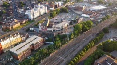 İngiltere 'nin Luton şehrinin Sunset Time' daki görkemli hava görüntüsü, İHA 'nın çektiği renkli bulutlar.