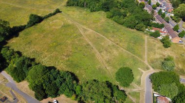 Londra Luton City 'nin yüksek açılı insansız hava aracı görüntüsü.