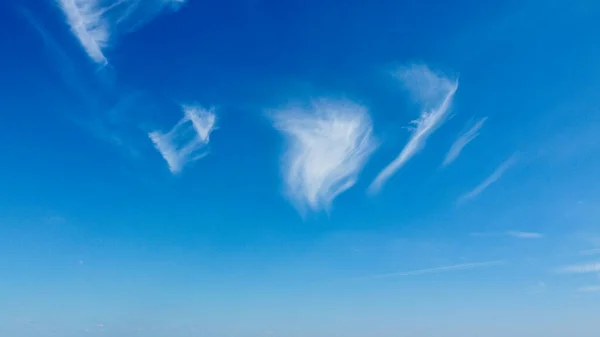 Cielo Hermoso Con Nubes Día Soleado Caliente Sobre Ciudad Luton — Foto de Stock