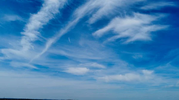 Cielo Hermoso Con Nubes Día Soleado Caliente Sobre Ciudad Luton — Foto de Stock