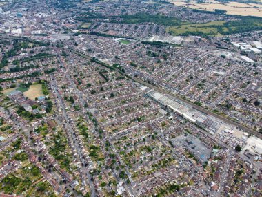 Londra Luton City 'nin insansız hava aracıyla çekilmiş yüksek açılı görüntüleri. Binalar ve İngiliz Konutları