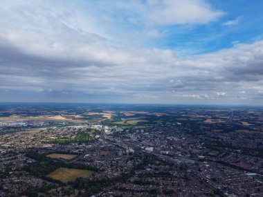Londra Luton City 'nin insansız hava aracıyla çekilmiş yüksek açılı görüntüleri. Binalar ve İngiliz Konutları