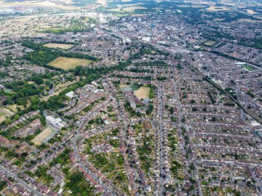 Londra Luton City 'nin insansız hava aracıyla çekilmiş yüksek açılı görüntüleri. Binalar ve İngiliz Konutları