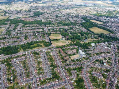 Londra Luton City 'nin insansız hava aracıyla çekilmiş yüksek açılı görüntüleri. Binalar ve İngiliz Konutları