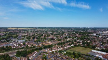 Londra Luton City 'nin insansız hava aracıyla çekilmiş yüksek açılı görüntüleri. Binalar ve İngiliz Konutları