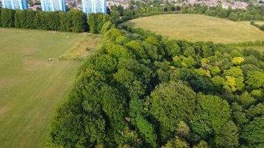 Londra Luton City 'nin yüksek açılı insansız hava aracı görüntüsü.