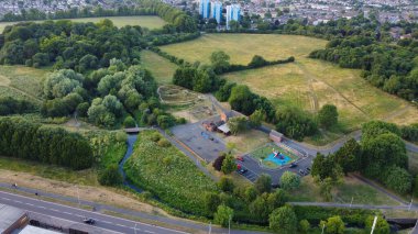 Londra Luton City 'nin yüksek açılı insansız hava aracı görüntüsü.