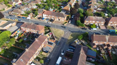 Merkez Luton şehrinin yüksek açılı görüntüleri ve İngiltere 'nin konut binaları ve evleri, Yerel Tren İstasyonu' nun hava manzarası.