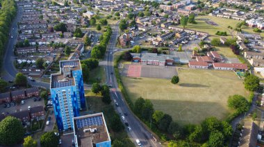 Merkez Luton şehrinin yüksek açılı görüntüleri ve İngiltere 'nin konut binaları ve evleri, Yerel Tren İstasyonu' nun hava manzarası.