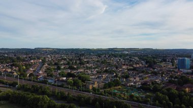 Merkez Luton şehrinin yüksek açılı görüntüleri ve İngiltere 'nin konut binaları ve evleri, Yerel Tren İstasyonu' nun hava manzarası.
