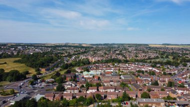 Merkez Luton şehrinin yüksek açılı görüntüleri ve İngiltere 'nin konut binaları ve evleri, Yerel Tren İstasyonu' nun hava manzarası.