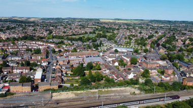 Merkez Luton şehrinin yüksek açılı görüntüleri ve İngiltere 'nin konut binaları ve evleri, Yerel Tren İstasyonu' nun hava manzarası