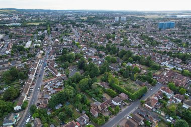 Merkez Luton şehrinin yüksek açılı görüntüleri ve İngiltere 'nin konut binaları ve evleri, Yerel Tren İstasyonu' nun hava manzarası
