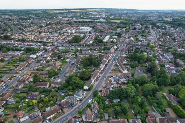 Merkez Luton şehrinin yüksek açılı görüntüleri ve İngiltere 'nin konut binaları ve evleri, Yerel Tren İstasyonu' nun hava manzarası