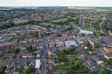 Merkez Luton şehrinin yüksek açılı görüntüleri ve İngiltere 'nin konut binaları ve evleri, Yerel Tren İstasyonu' nun hava manzarası