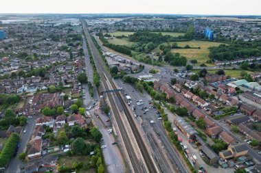 Merkez Luton şehrinin yüksek açılı görüntüleri ve İngiltere 'nin konut binaları ve evleri, Yerel Tren İstasyonu' nun hava manzarası
