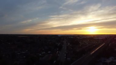 İngiltere 'nin Luton kasabası üzerinde Sunset Time' da Tren ve Tren Raylarının Yüksek Açılı Hava Görüntüsü