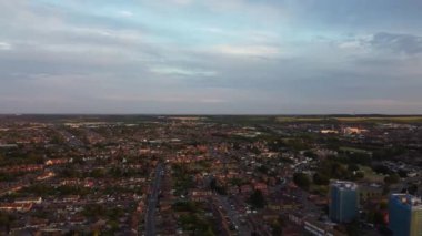 İngiltere 'nin Luton kasabası üzerinde Sunset Time' da Tren ve Tren Raylarının Yüksek Açılı Hava Görüntüsü