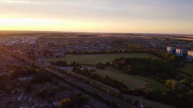İngiltere 'nin Luton kasabası üzerinde Sunset Time' da Tren ve Tren Raylarının Yüksek Açılı Hava Görüntüsü