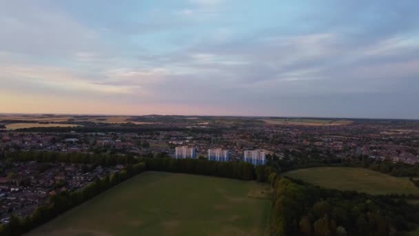 Luftaufnahme Von Zügen Und Eisenbahngleisen Bei Sonnenuntergang Über Der Englischen — Stockvideo