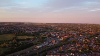 İngiltere 'nin Luton kasabası üzerinde Sunset Time' da Tren ve Tren Raylarının Yüksek Açılı Hava Görüntüsü