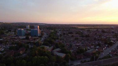 İngiltere 'nin Luton kasabası üzerinde Sunset Time' da Tren ve Tren Raylarının Yüksek Açılı Hava Görüntüsü