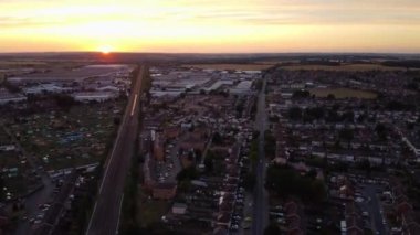 İngiltere 'nin Luton Kasabası üzerinde Renkli Bulutlar ve Gökyüzü ile Güzel ve Renkli Günbatımı