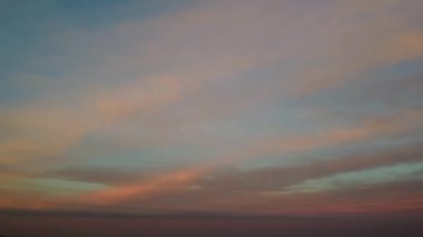 İngiltere 'nin Luton Kasabası üzerinde Renkli Bulutlar ve Gökyüzü ile Güzel ve Renkli Günbatımı