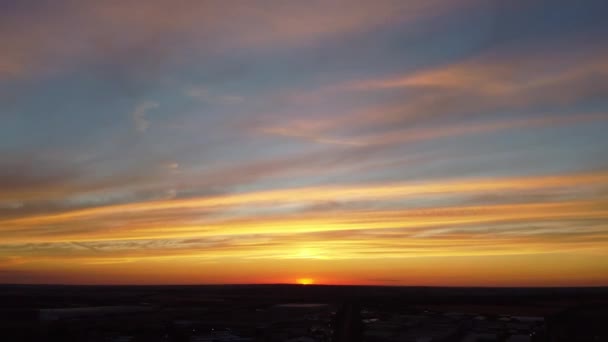 Schöner Und Farbenfroher Sonnenuntergang Mit Bunten Wolken Und Himmel Über — Stockvideo