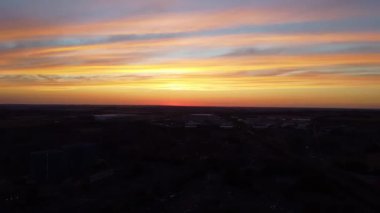 İngiltere 'nin Luton Kasabası üzerinde Renkli Bulutlar ve Gökyüzü ile Güzel ve Renkli Günbatımı