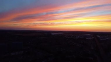 İngiltere 'nin Luton Kasabası üzerinde Renkli Bulutlar ve Gökyüzü ile Güzel ve Renkli Günbatımı