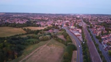 İngiltere 'nin Luton Kasabası üzerinde Renkli Bulutlar ve Gökyüzü ile Güzel ve Renkli Günbatımı