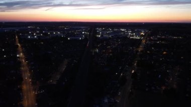 Dark Sun Rise Scene 'deki Şehrin Hava Görüntüsü. Sabahın erken saatlerinde Luton Town of England 'ın hava görüntüleri