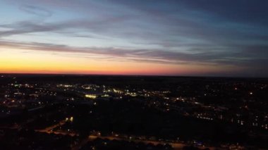 Dark Sun Rise Scene 'deki Şehrin Hava Görüntüsü. Sabahın erken saatlerinde Luton Town of England 'ın hava görüntüleri