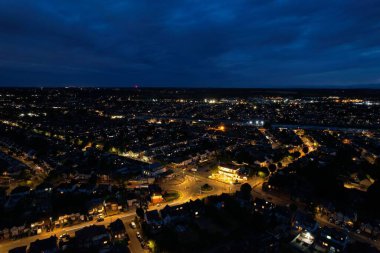 Luton City, İngiltere üzerinde Aydınlanmış Yollar ve Evlerin Güzel Gece Havası Manzarası. Yüksek Açı Görüntüsü