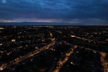Luton City, İngiltere üzerinde Aydınlanmış Yollar ve Evlerin Güzel Gece Havası Manzarası. Yüksek Açı Görüntüsü